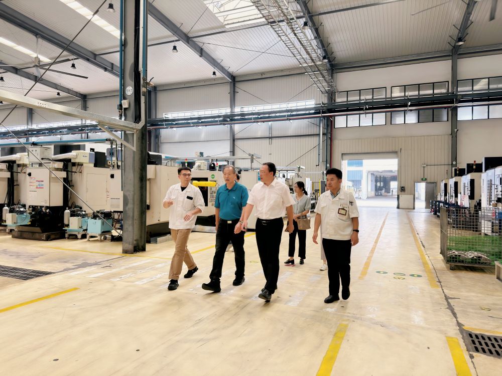 市科協(xié)領(lǐng)導協(xié)同華南理工大學教授蒞臨肇慶動力開展技術(shù)交流